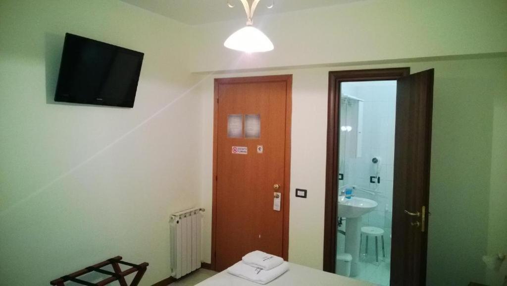Bed and Breakfast Bb Dante Мессина Экстерьер фото